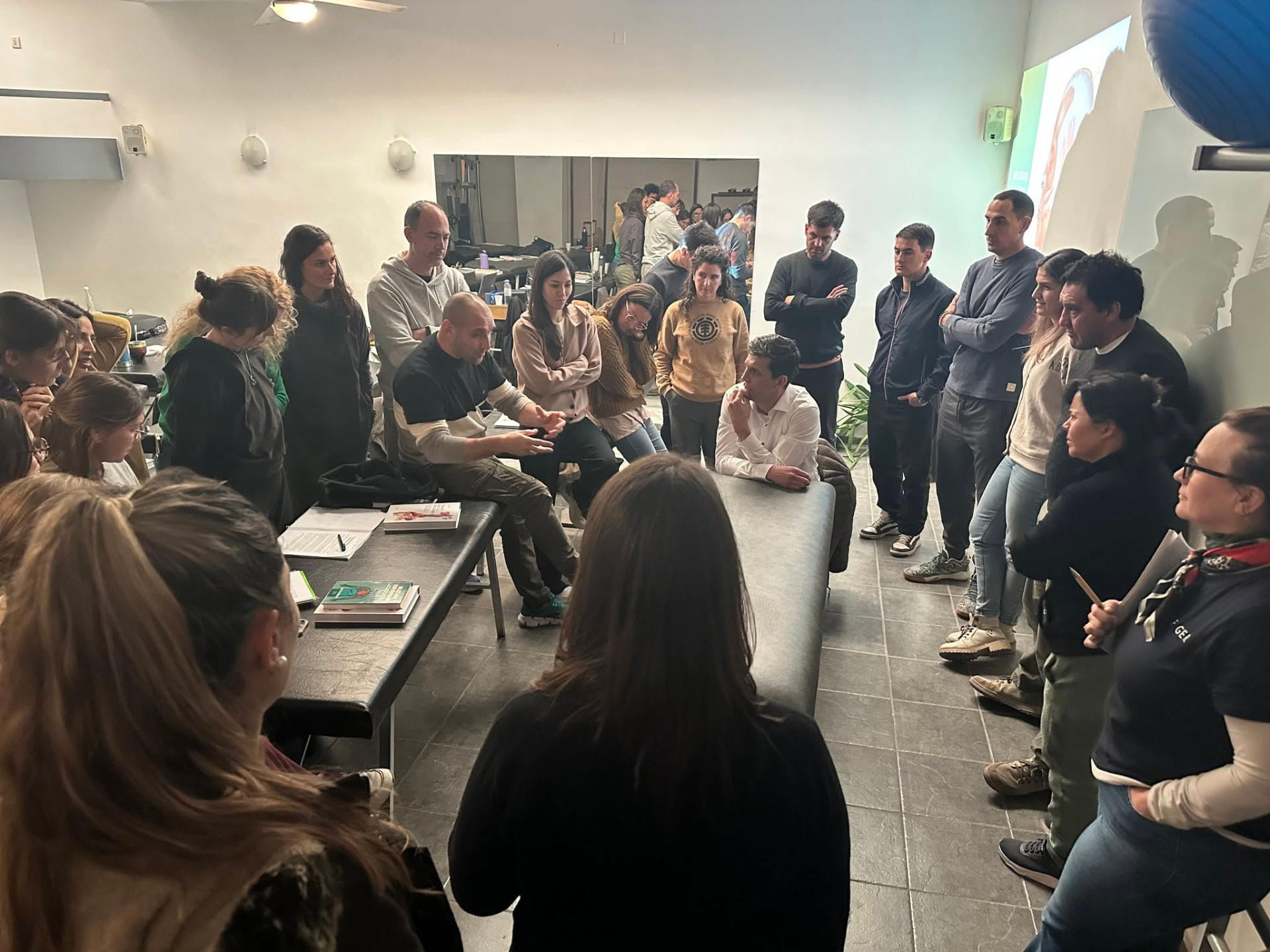Grupo de alumnos observando una demostración práctica